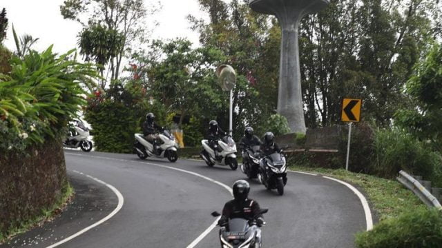 Teknik Mengerem Motor Matic di Jalan Turunan